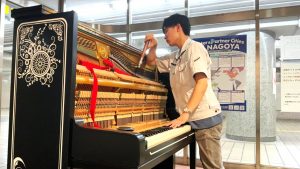駅で響く音色を支える！学生によるストリートピアノ調律体験