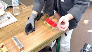 先輩から後輩へ!ピアノの弦を張る“張弦”実習に挑戦!