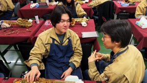 先輩から学ぶ、サックス調整の授業