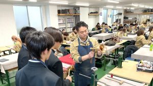 楽器の世界を体験!中学生が上級学校訪問で来校しました