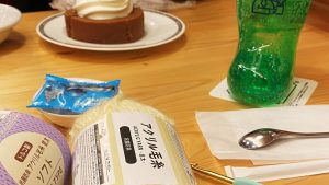 授業の合間にホッとひと息。編み物を始めてみました