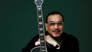 世界的ギタリスト・吉田次郎さん来校！学生ギター品評会を開催