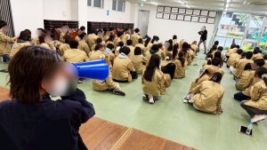 新入生歓迎会を開催！テーマは「愛」と「指ハート」？
