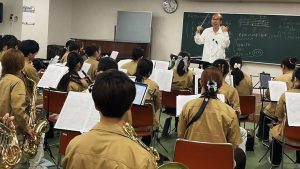 「楽器を直す」だけじゃない。音楽を深く知ることも、リペアマンの大切な学びです。