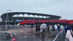 初めてのロッキン! 雨の中で気づいた、フェスの”音”の工夫