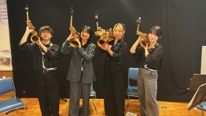 リペア科の学生が福祉施設でボランティア演奏を行いました